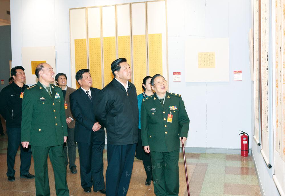 2010年4月25日，中共中央政治局常委、全国政协主席贾庆林(右二)在中央军委委员、总政治部主任李继耐(左二)等陪同下参观正在中国人民革命军事博物馆举行的“李铎师生书画展”。